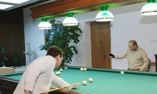 Thủ tướng Nga đánh bi-a cùng Tổng thống