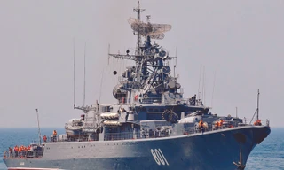 Một tàu hộ vệ tên lửa Nga thuộc Hạm đội Hắc Hải đang tiến vào quân cảng Sevastopol (Ukraine)