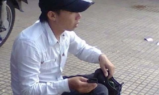 Chàng trai đánh giày khiến nhiều người trẻ xấu hổ