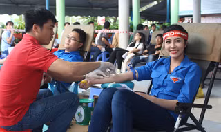 Đặng Thu Thảo - Miss International 2014 tham gia hiến máu tại Chủ Nhật Đỏ 2017