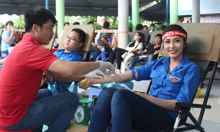 Đặng Thu Thảo - Miss International 2014 tham gia hiến máu tại Chủ Nhật Đỏ 2017