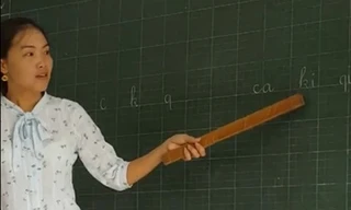 Cô giáo hướng dẫn cách đánh vần lạ