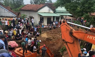 Lực lượng chức năng tỉnh Bình Định dùng xe múc để ứng cứu nạn nhân tại hiện trường