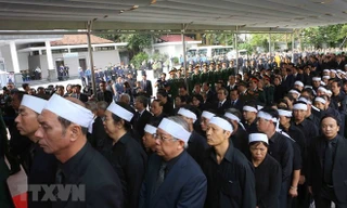 Các đồng chí lãnh đạo, nguyên lãnh đạo Đảng, Nhà nước cùng đông đảo đại diện các cơ quan, ban, ngành Trung ương, địa phương và người thân tới viếng Chủ tịch nước Trần Đại Quang. (Nguồn: TTXVN)