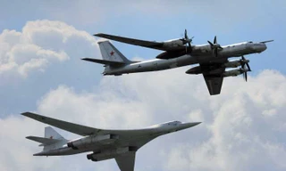 Nga điều oanh tạc cơ áp sát không phận Anh lúc 'nước sôi lửa bỏng'