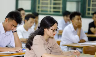 Thí sinh làm thủ tục dự thi chiều nay. Ảnh: Như Ý