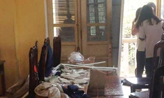 Hình ảnh tại phòng học lớp 12A12 trường THPT Trần Nhân Tông sau vụ sập vữa trần nhà ngày 20/3/2018.