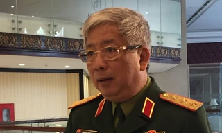 Thứ trưởng Bộ Quốc phòng, Thượng tướng Nguyễn Chí Vịnh trả lời phỏng vấn của phóng viên. Ảnh: Thái An. 