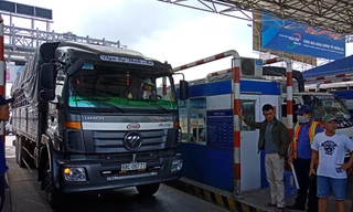 Chị Vân phản ứng tại trạm T2 - Ảnh: Kim Hà