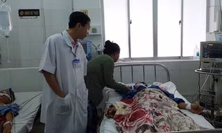 5 bệnh nhân ngộ độc cá nóc đang được điều trị tại bệnh viện. Ảnh Nhật Huy. 