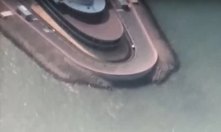 Cọc dolos chìm dưới nước ở một đầu đảo nhân tạo phía tây