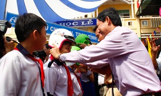 1.500 mũ bảo hiểm được trao tặng cho các em học sinh trường Tiểu học Trường Xuân 1 và THCS Trường Xuân.