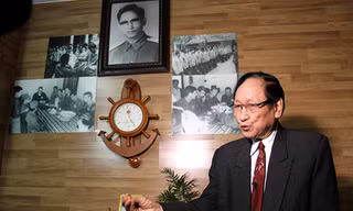 Ông Trần Trọng Duyệt trong căn phòng có ảnh chụp các cựu tù binh Mỹ ở nhà riêng tại Hải Phòng hồi tháng 1. Ảnh: AFP