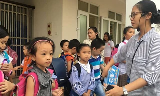 Buổi chiều tan học của gần 1.200 học sinh lớp 1 luôn đông như hội và giáo viên rất vất vả để trả học sinh. Ảnh: Đỗ Hợp