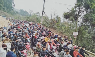 Dòng người đổ về Tam Đảo khiến tắc đường kéo dài. Ảnh: Minsk Bong Keo.