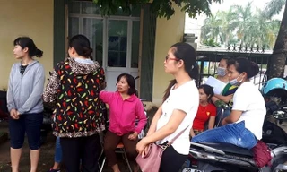 Giáo viên hợp đồng tập trung cạnh UBND huyện Thanh Oai để chờ lời giải thích thỏa đáng từ lãnh đạo huyện. Ảnh: Đình Tuệ/ Lao Động