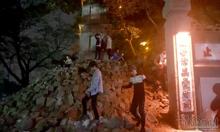 Mặc biển cấm, nhiều người vẫn trèo lên tháp Bút trước đền Ngọc Sơn để chụp ảnh. Ảnh nguồn internet