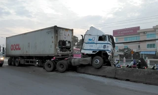 Tiền Giang: Xe đầu kéo lao lên dải phân cách, giao thông ùn ứ 