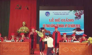 Tin ‘hot’ giáo dục: Thầy quỳ gối cầu hôn sinh viên lúc trao bằng