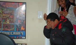 Cậu bé vô gia cư bật khóc khi lần đầu có giường ngủ trong đời