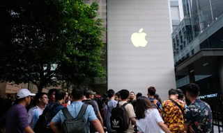 6h sáng ngày 21/9, Apple chính thức mở bán hai mẫu iPhone XS tại Apple Store Orchard, Singapore.