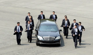 Dàn cận vệ cao lớn, mặc suit đen của ông Kim đã gây chú ý khi chạy bộ hộ tống chiếc xe chở vị lãnh đạo về ăn trưa trong cuộc thượng đỉnh hôm 27/4 giữa ông và Tổng thống Hàn Quốc Moon Jae In. Ảnh: Reuters.
