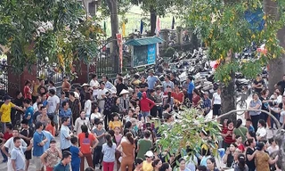 Phụ huynh đứng kín sân trường đòi hiệu trưởng nhà trường có câu trả lời thỏa đáng. Ảnh: Đ.H