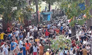 Phụ huynh đứng kín sân trường đòi hiệu trưởng nhà trường có câu trả lời thỏa đáng. Ảnh: Đ.H