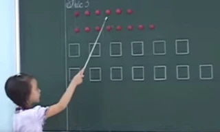 Học sinh đánh vần bằng tài liệu CNGD của GS Hồ Ngọc Đại .