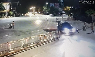 'Xế hộp' lao như điên trong đêm, húc tung gác chắn