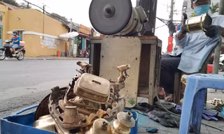 Từ ngày 9 tháng Chạp (âm lịch), anh Hùng bắt đầu dọn đồ nghề ra địa điểm gần nhà để bắt đầu với công việc nhận chùi và đánh bóng lư đồng cho khách.