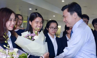 Thứ trưởng Bộ GD&ĐT Nguyễn Hữu Độ tặng hoa chúc mừng các thành viên trong đoàn dự thi trở về. 