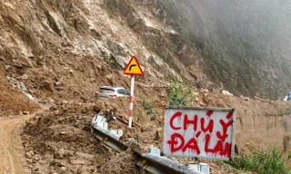 Đường tỉnh 127 tỉnh Lai Châu đoạn qua xã Hu Bum, huyện Nậm Nhùn dẫn vào huyện Mường Tè vẫn ngổn ngang đất đá, vẫn có nguy cơ sạt lở