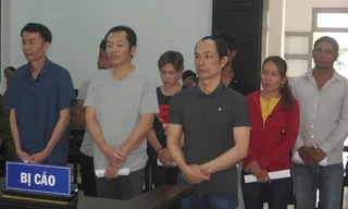 Bị cáo Nguyên, Dư, Vinh, Oanh, Nhịn, Thiết, Quyên, Hương tại tòa.