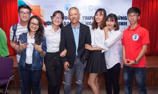 GS Trương Nguyện Thành cùng sinh viên Trường ĐH Hoa Sen. Ảnh: NVCC