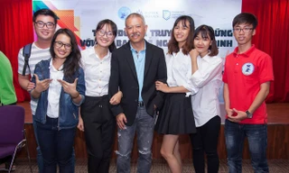 GS Trương Nguyện Thành cùng sinh viên Trường ĐH Hoa Sen. Ảnh: NVCC