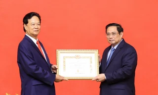 Trao Huy hiệu 55 năm tuổi Đảng tặng nguyên Thủ tướng Nguyễn Tấn Dũng