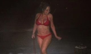 Mariah Carey mặc nội y đón Giáng sinh giữa trời rét