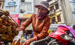 'Hốt bạc' nhờ vắt nước cam trên phố Hà Nội thời dịch Covid-19