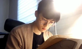 'Hot boy ngồi học' Hàn Quốc gây bất ngờ khi khoe thân hình cơ bắp