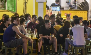 Vườn hoa tràn lan trà đá, quán xá phớt lờ cự ly