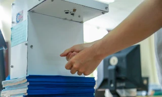 Phòng Covid-19, sinh viên Bách Khoa chế thành công máy rửa tay diệt khuẩn tự động 