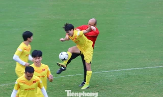 Tuyển Việt Nam: Thầy Park lao vào tranh bóng với các học trò