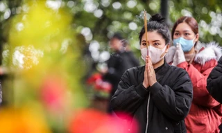 Giữa dịch corona, người người đi lễ Phủ Tây Hồ cúng rằm tháng Giêng