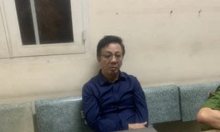 Xưng là cảnh sát, còng tay bảo vệ trường Sylvan để trộm, cướp