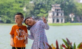 Thưởng lãm hồ Hoàn Kiếm diện mạo mới trong tiết trời thu Hà Nội