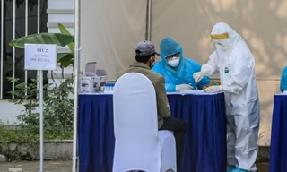 Hà Nội test nhanh người buôn bán hoa tại các khu chợ liên quan đến bệnh nhân 243