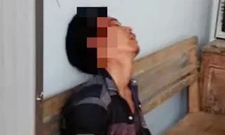 9X cầm 2 con dao xông vào trụ sở công an đâm người