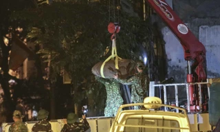 Hình ảnh quả bom 340 kg được di dời ra khỏi phố Cửa Bắc trong đêm