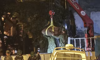 Hình ảnh quả bom 340 kg được di dời ra khỏi phố Cửa Bắc trong đêm